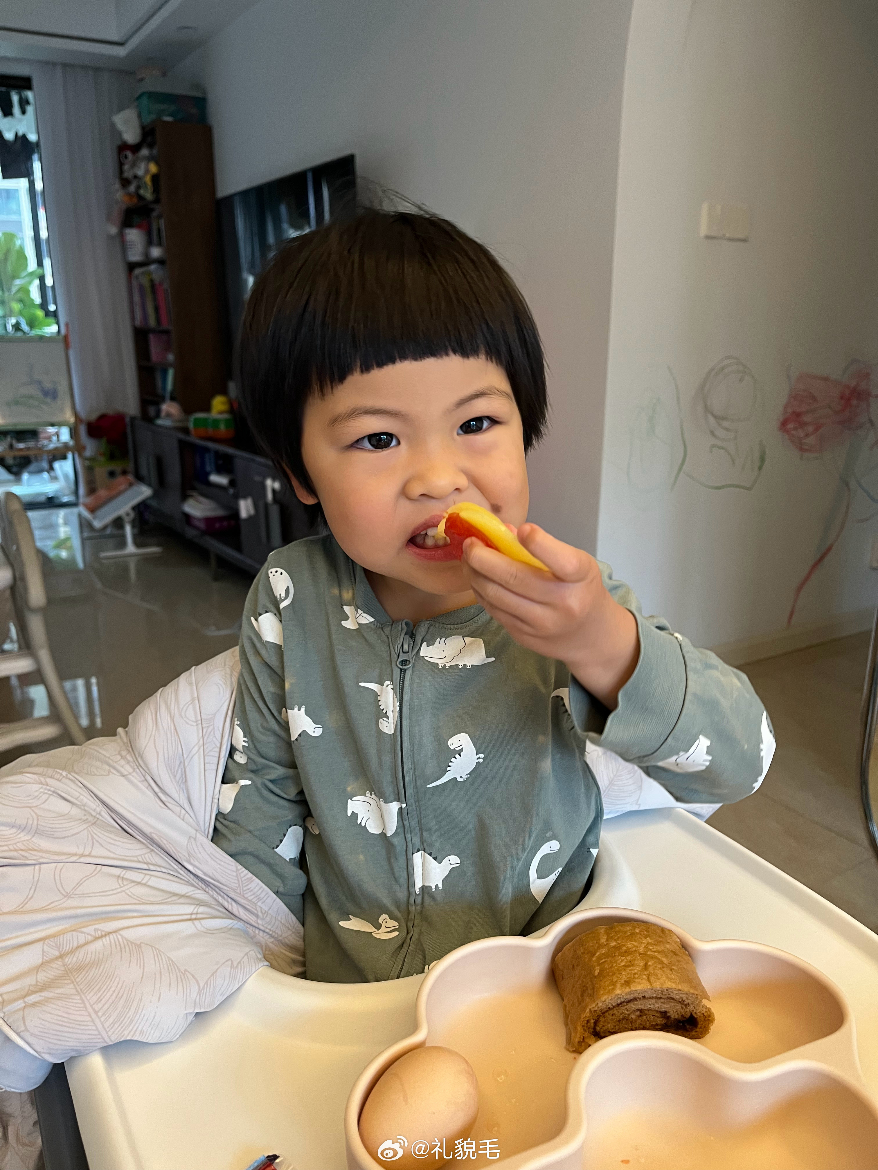 来看球的早餐有多简单西红柿烤奶酪白水蛋碳水一坨牛奶有时候喝有时候不喝，今天没喝（