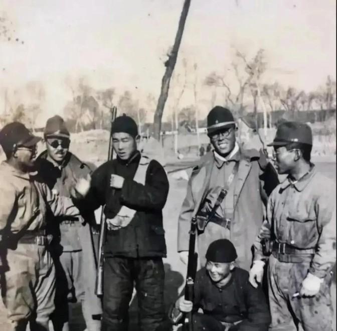 1940年，日军2000兵力趁着过新年，在武家湾包围了2团，团长却下令不准开枪，