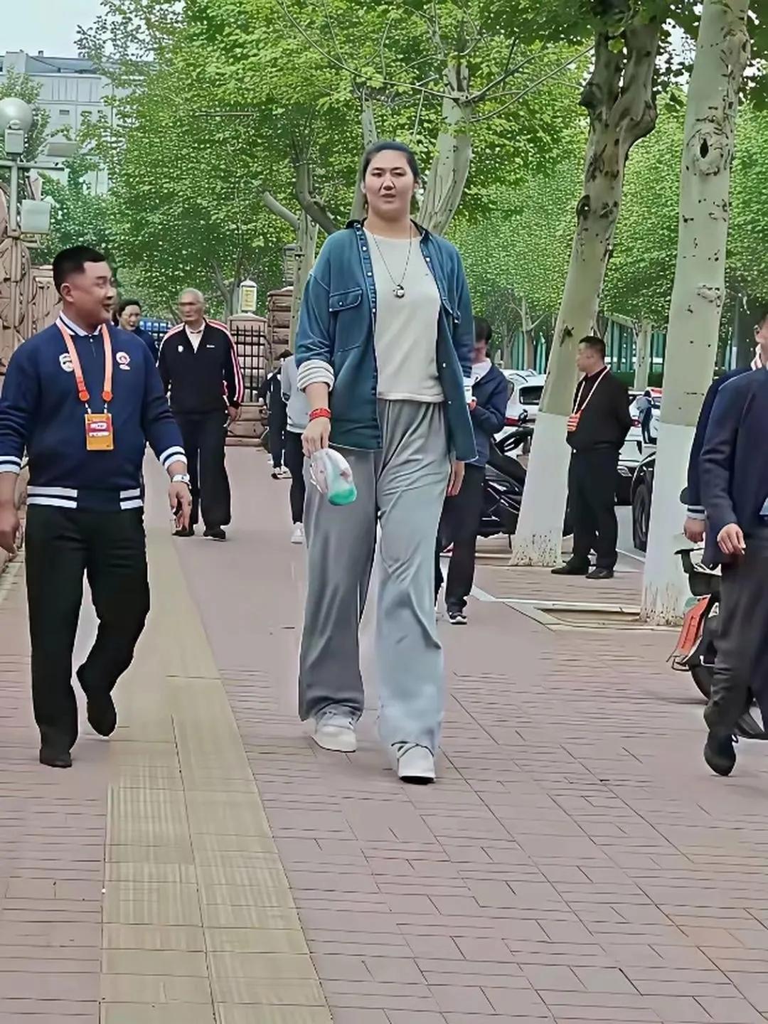 19岁少女张子宇身高2.27㎝，比姚明还高，姚明身高226厘米。张子宇是中国女篮