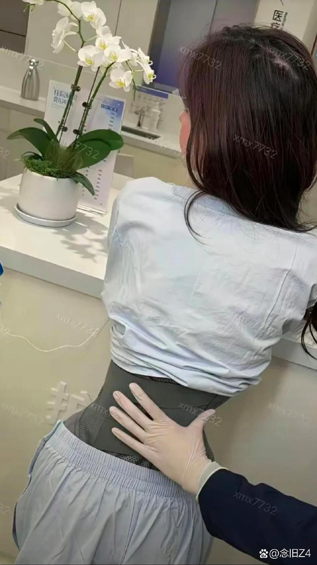 韩安冉把肋骨软化了，做出这种折角腰，腰只有巴掌大，却连健康都不要了。​