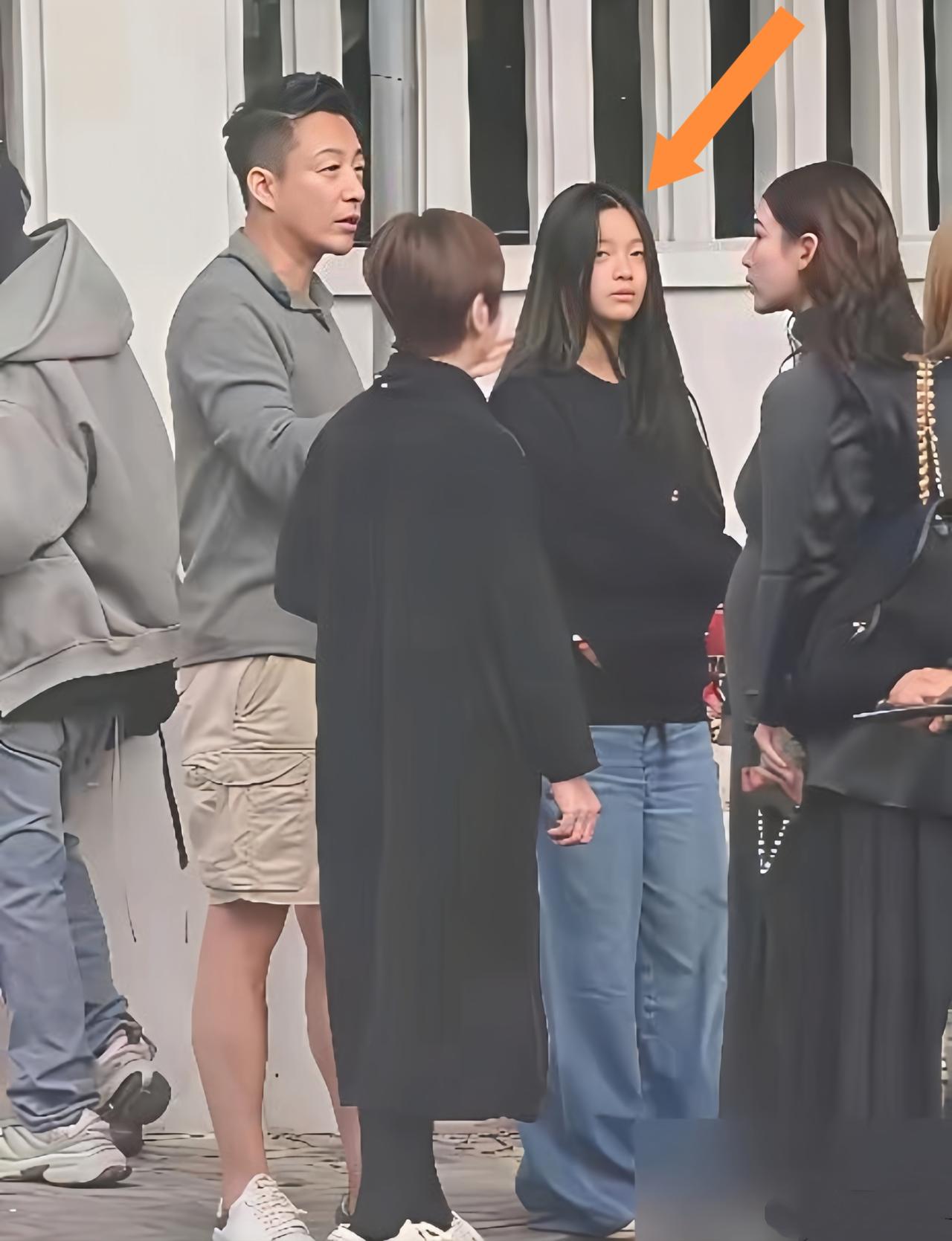 大S的女儿小玥儿才11岁，个子就已经长得特别高挑，几乎快赶上后妈马筱梅了。要是马