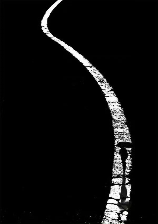 杨绛说：“一岁有一岁的味道，一站有一站的风景，你的年龄应该成为你生命的勋章，而不