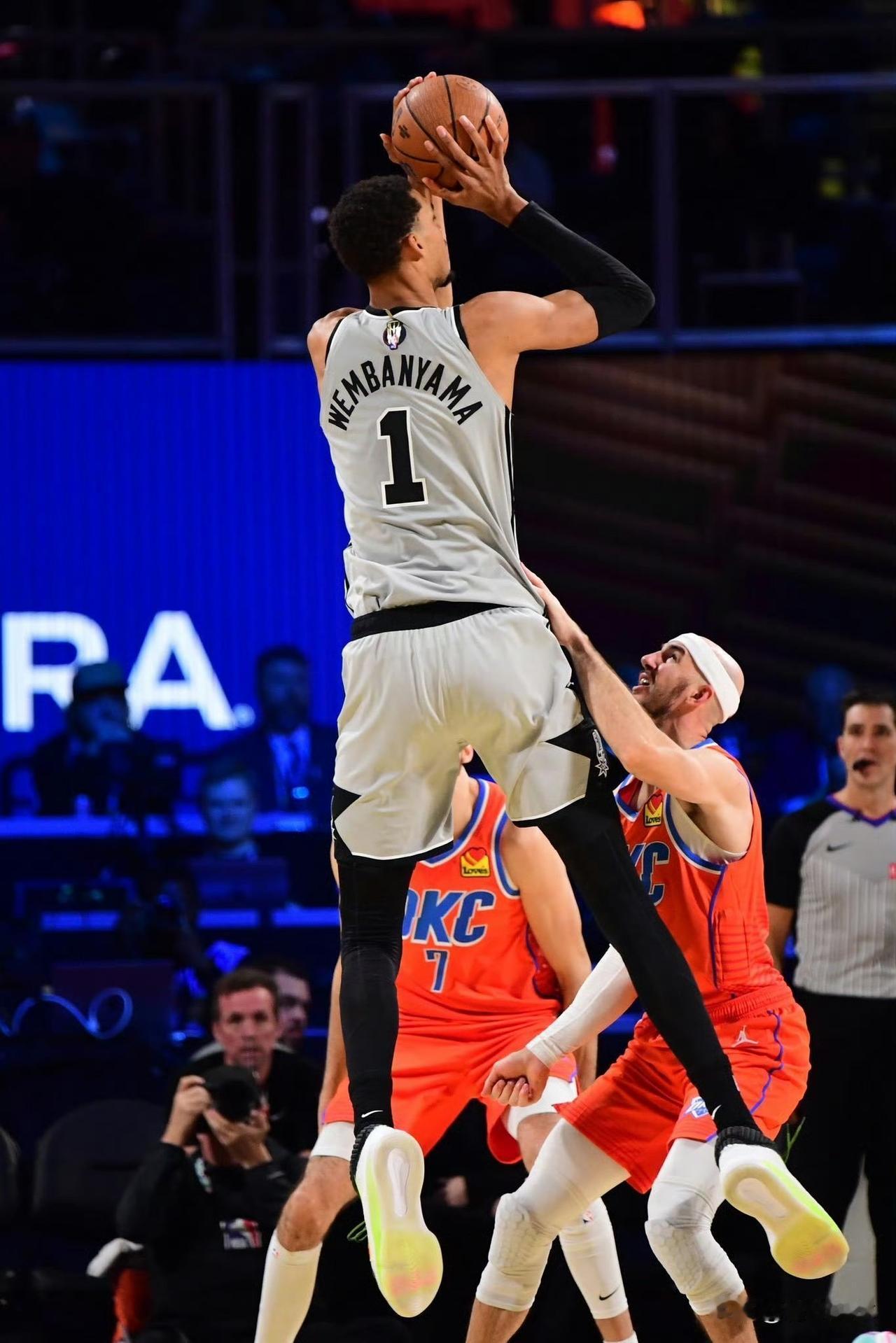 狄龙、布克真没说错啊！12月11日的NBA杯八强淘汰赛，太阳队惨负雷霆队49