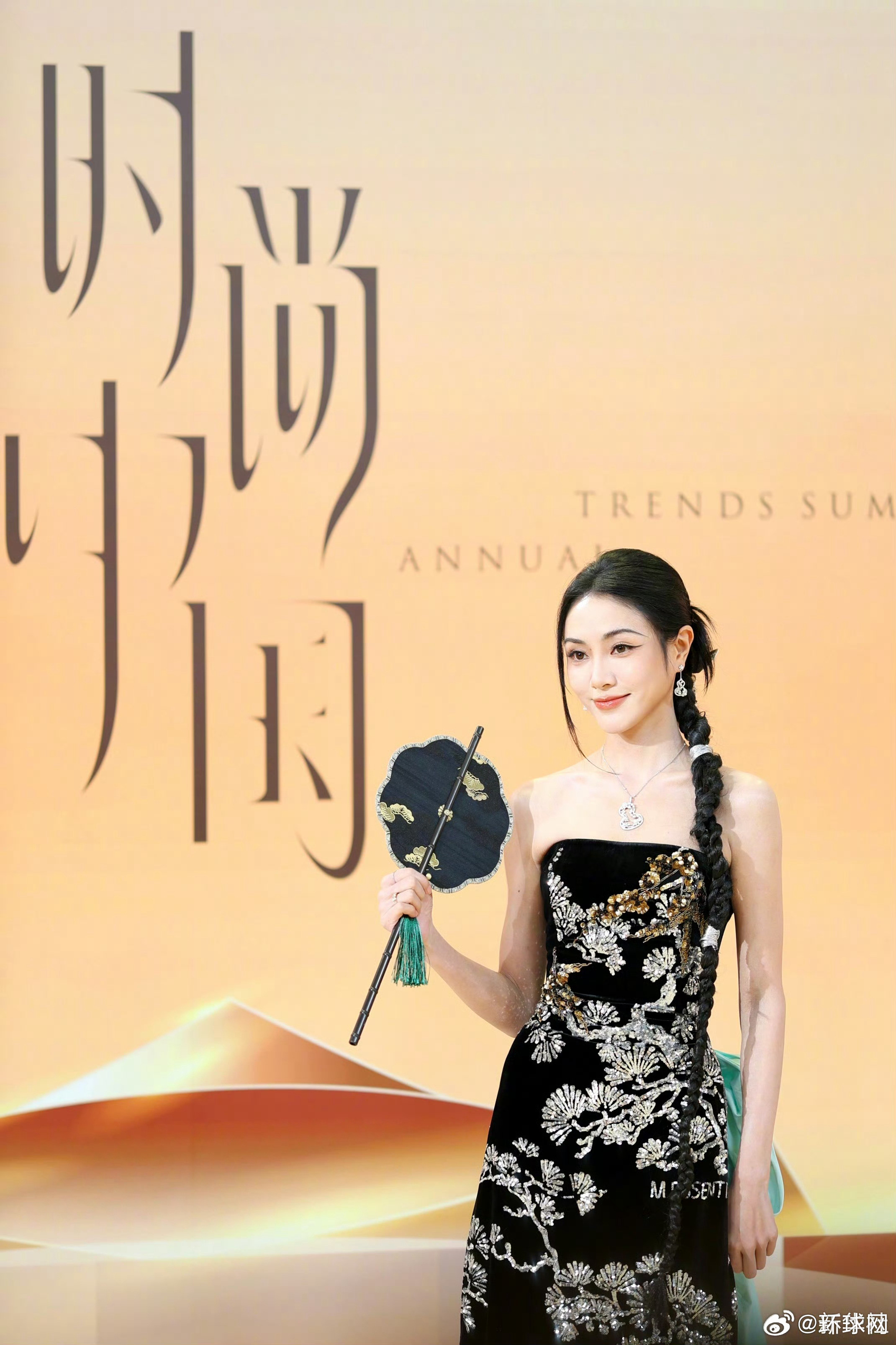 【#陈丽君等亮相时尚中国之夜#】9日晚，2026中国时尚产业盛典在上海展览中心启