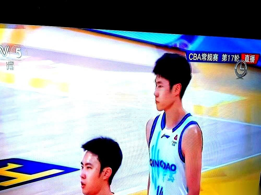 亲哥俩，弟弟一巴掌把哥哥的上篮给盖了，全场瞬间就炸了。这一巴掌，值2500万。