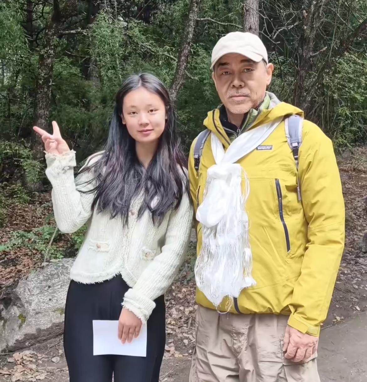 香港影帝刘青云携妻子郭蔼明现身西藏“卡定沟”游玩，模样越来越像萨达姆！一个黑脸