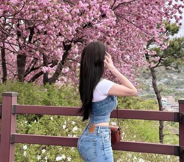 春天里的一抹亮色，樱花树下的我，牛仔穿搭，心情美美哒！
