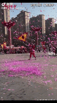 “这下解释不清了！”广东普宁英歌舞表演中，令旗舞动时突然一阵龙卷风刮来，瞬间，地