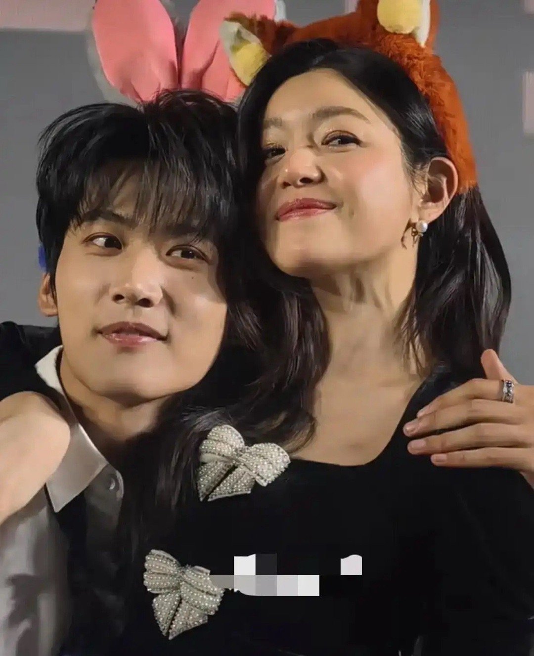 41岁陈妍希扯领带硬撩，周柯宇的反应装不了