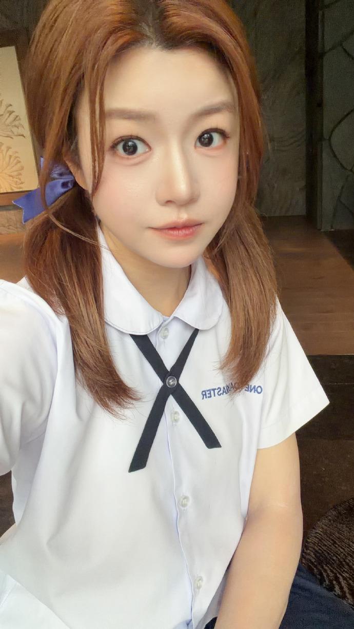 今天陈妍希现身曼谷，她这次走学院风路线，看起来像个清新时尚的美少女。陈妍希上
