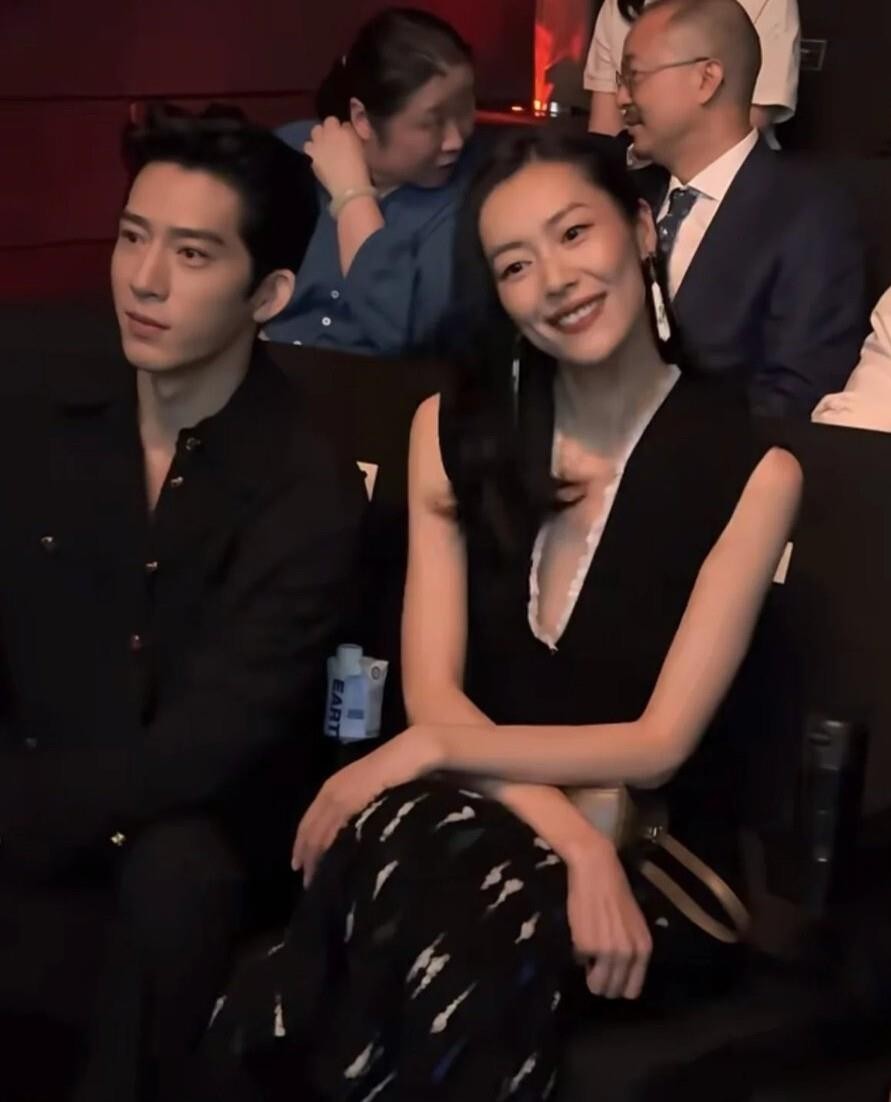 刘雯井柏然上海香奈儿同框看秀，把“只差官宣”的恋爱情绪又拉满了。现场两人邻座，井柏然黑衣利落，眉眼清