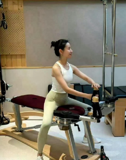 45岁董洁上普拉提课被拍，扎着高马尾，化着淡妆，这状态哪里像奔五的人？简直是被岁