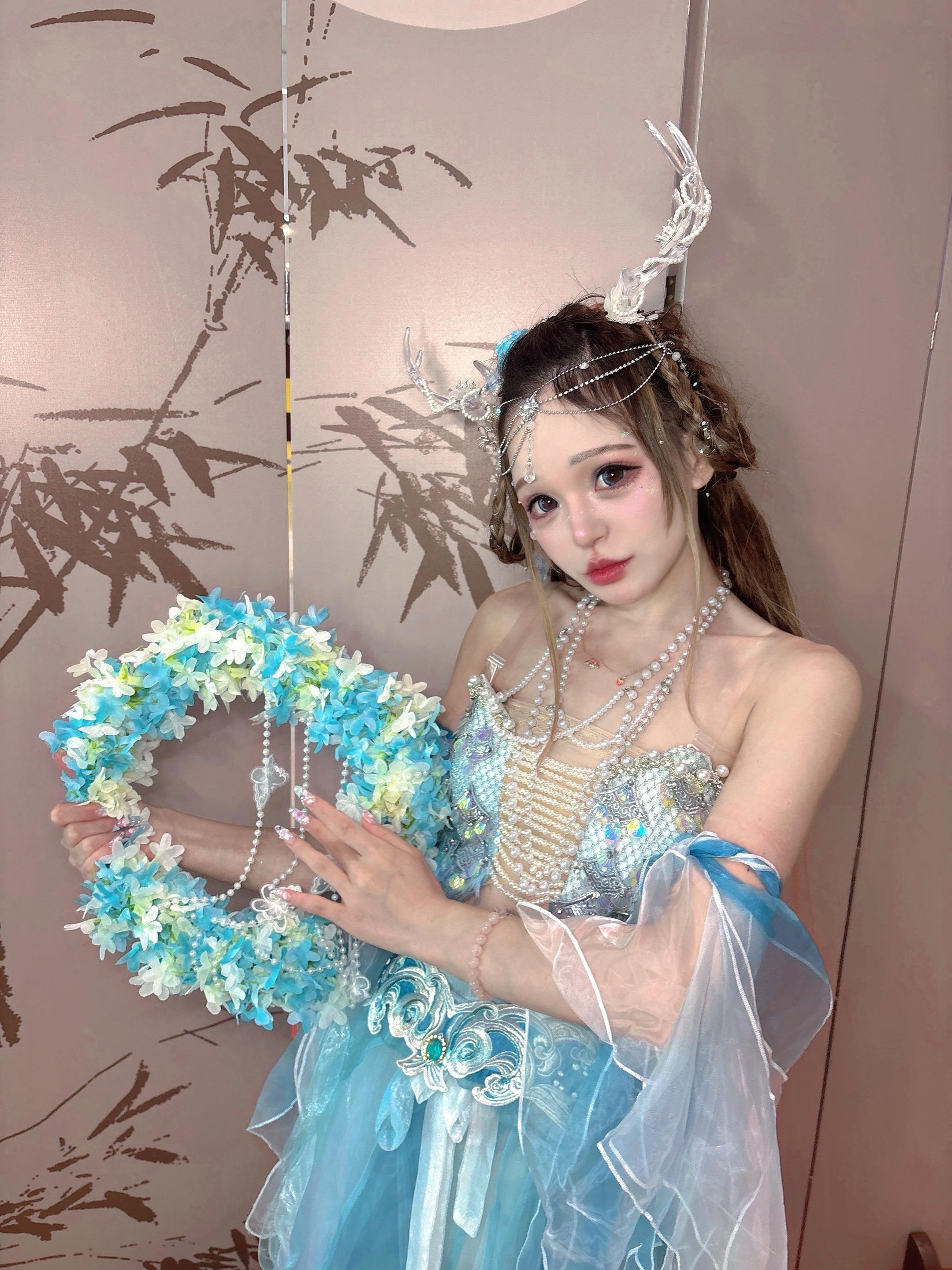 偶尔尝试了一下无刘海发型， 第一次穿汉服在中秋🥮搬砖