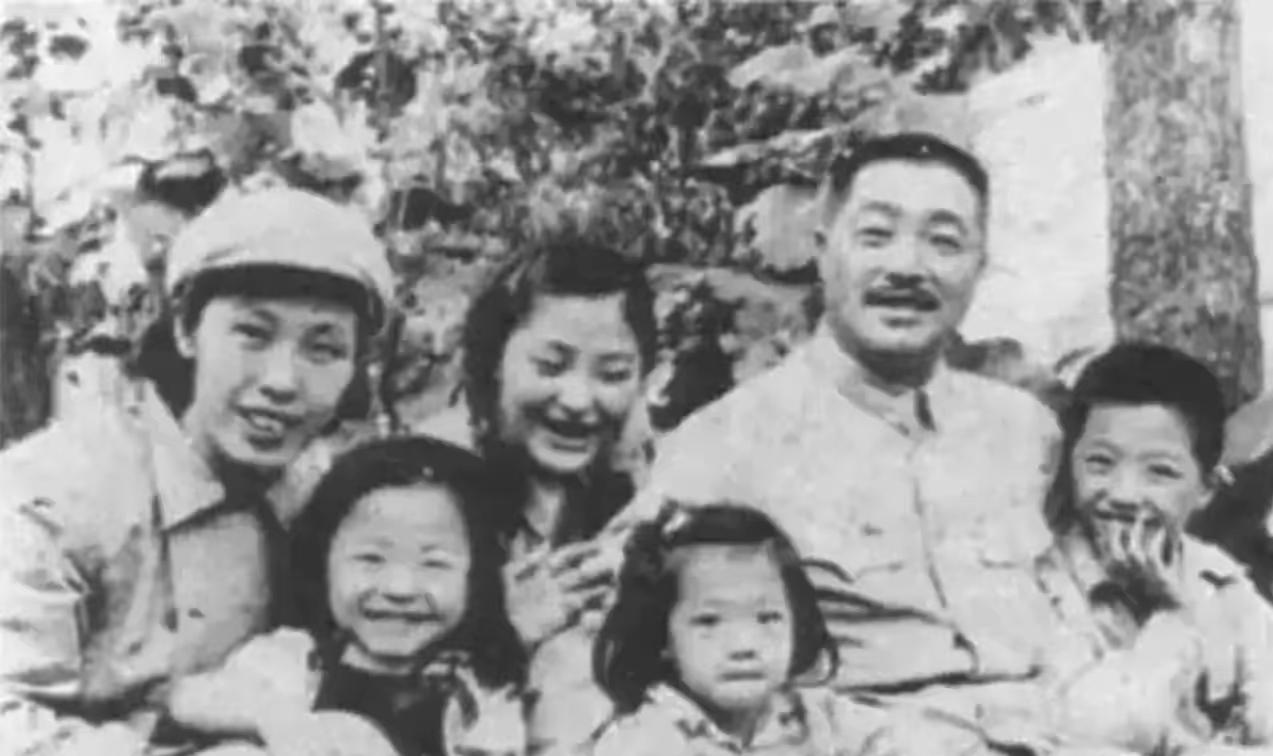 1942年的延安，贺龙将军迎娶了比他小20岁的进步女学生薛明。婚礼结束刚过去几天