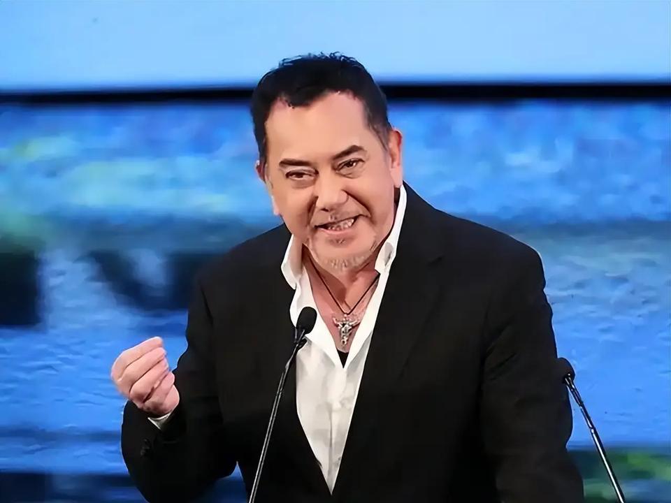 黄秋生一直以自己的中英混血自居，做节目被台湾省娱乐圈攻击，黄秋生直接声称自己的祖