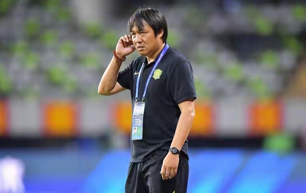 北京国安名宿谢峰行贿天津泰达球员踢假球！近日湖北省崇阳法院公布了一起足球假球案