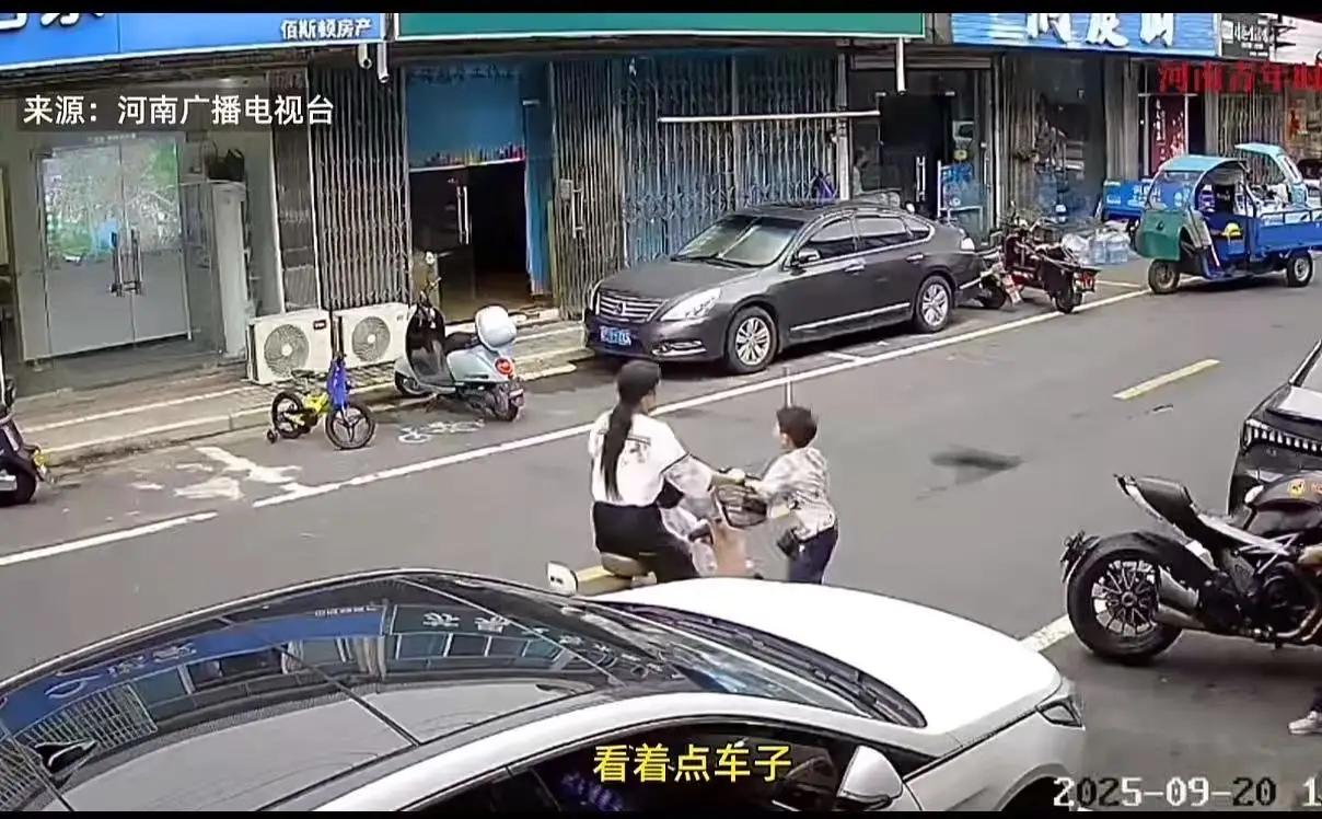 这个父亲火了！”江苏苏州i小男孩“鬼探头”被女子骑电动车撞伤，女子主动提出赔偿1