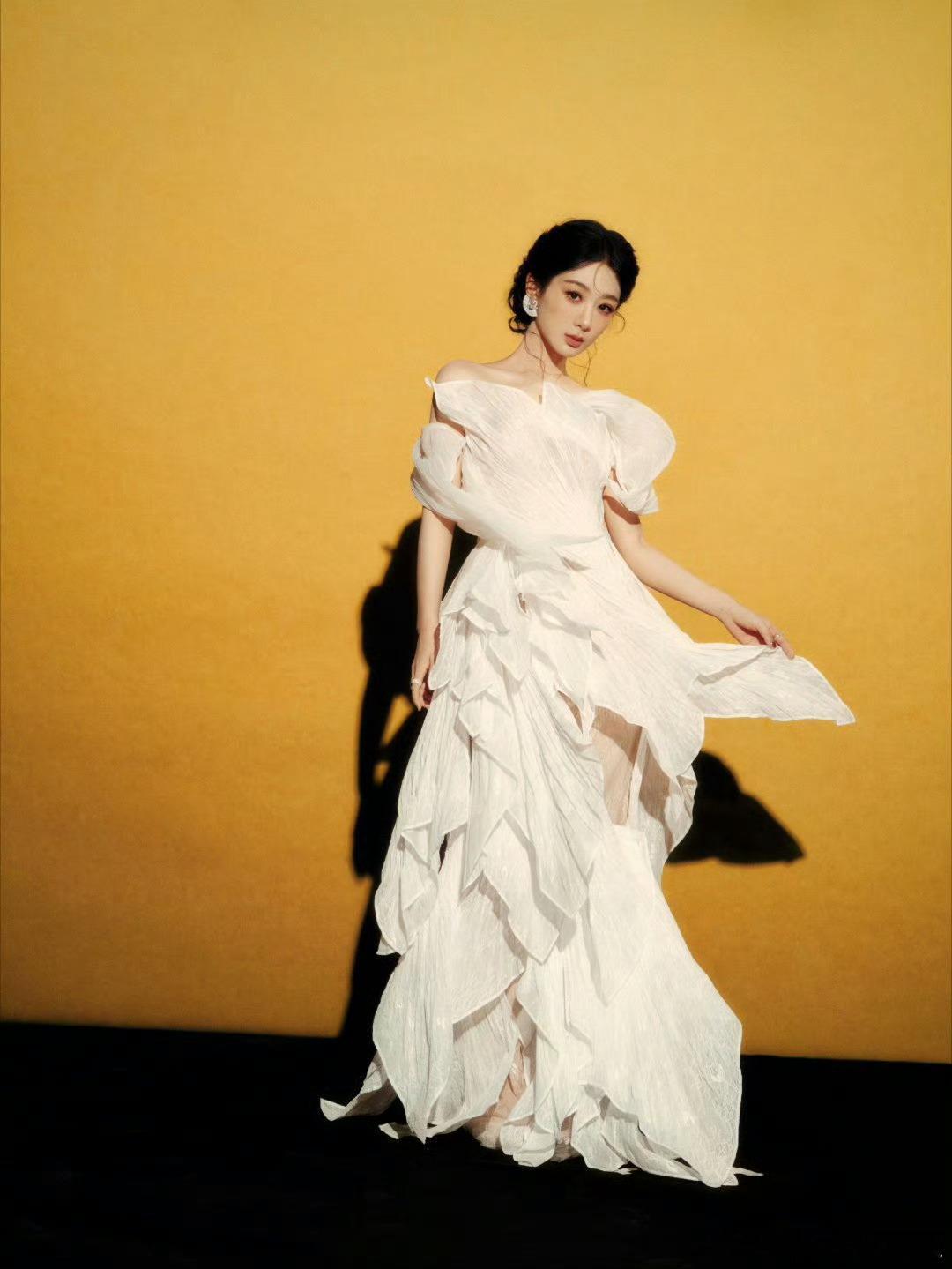 迪丽热巴🆚杨紫两位90🌸同穿白裙你喜欢谁的风格？迪丽热巴荷叶边白裙