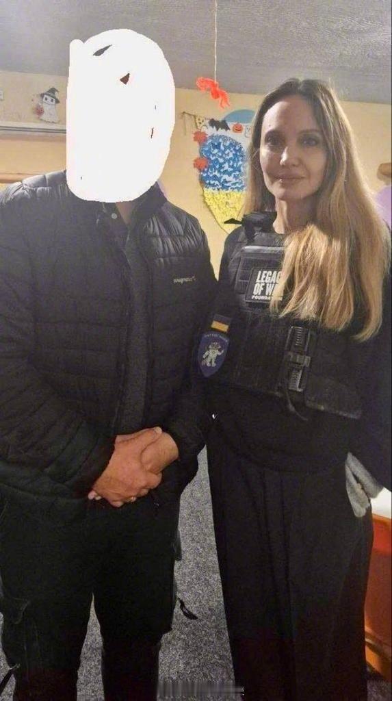 美国女演员安吉丽娜·朱莉在乌克兰进行了一次公关之旅，但并不顺利。在她访问赫尔松期