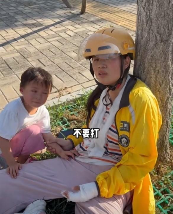 太不容易了！安徽毫州一女外卖员手部受伤缠着绷带，却还带着女儿送外卖！女子带着女