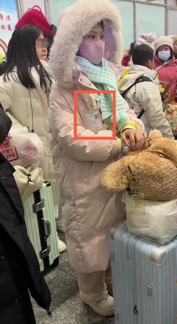 看看吧！吊牌也没撕，估计从黑龙江漠河回到她老家，就把羽绒服退了！东北冷