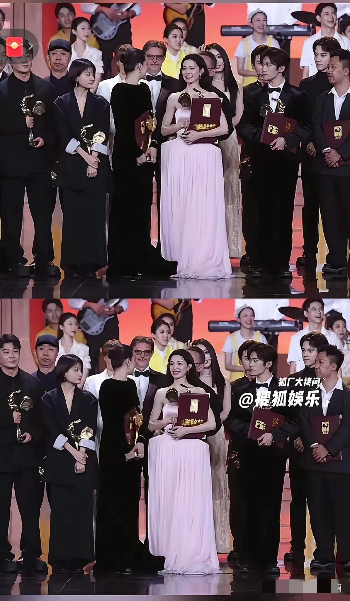 乐极生悲了！钟楚曦这下子和“抢c”永远绑在一起了。昨晚金鸡奖的大合影你们