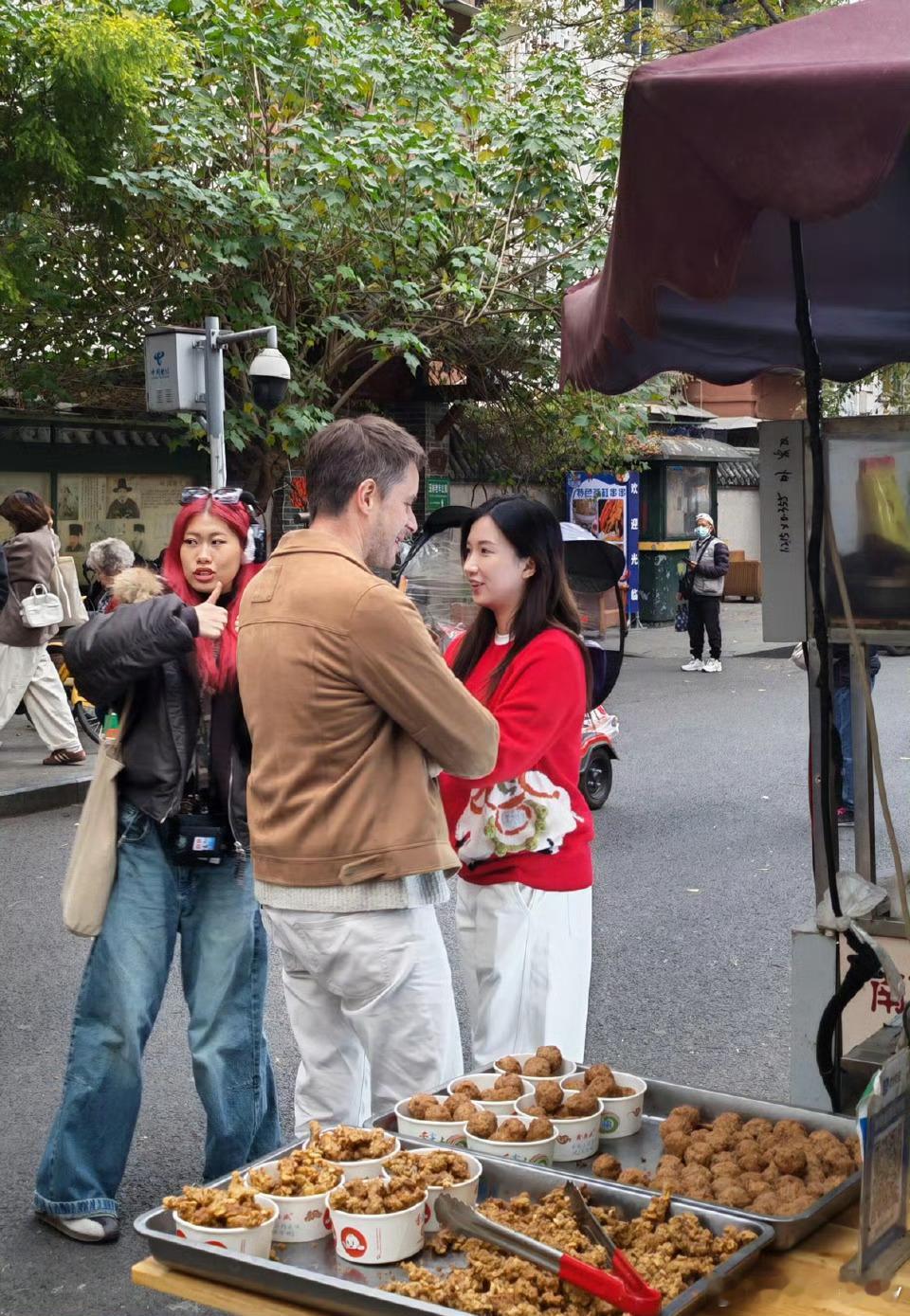 高圆圆综艺替身成都玉林菜市场的综艺拍摄现场，一名与高圆圆同款造型的工作人员被目