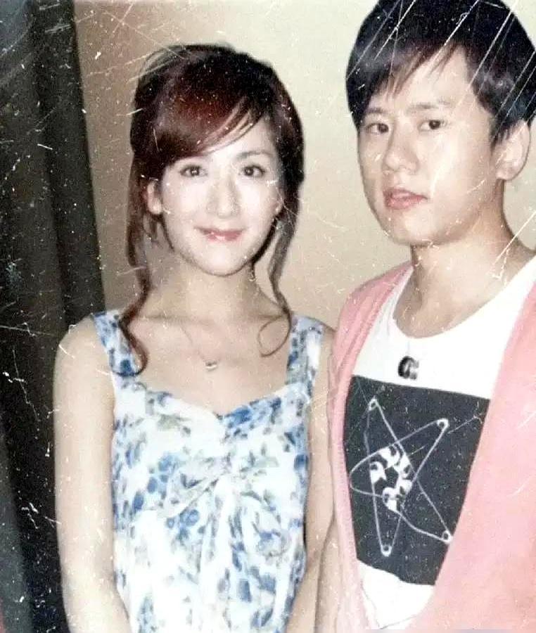 刘烨和谢娜分手18年，至今一次公开同台都没有。当年刘烨拿金马影帝，上台第一