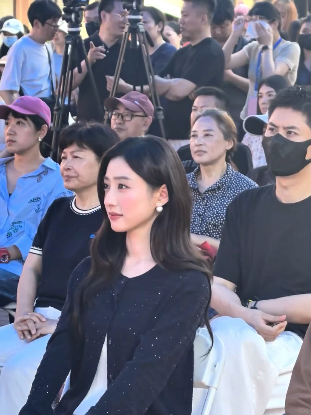 路人拍的胡连馨live图好萌的红晕那天武汉挺热的
