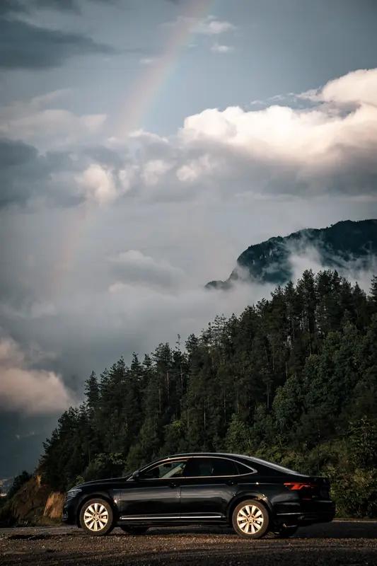 选帕萨特还是凯美瑞,这得看个人需求。外观上,帕萨特时尚运动又儒雅大气,银色线阵