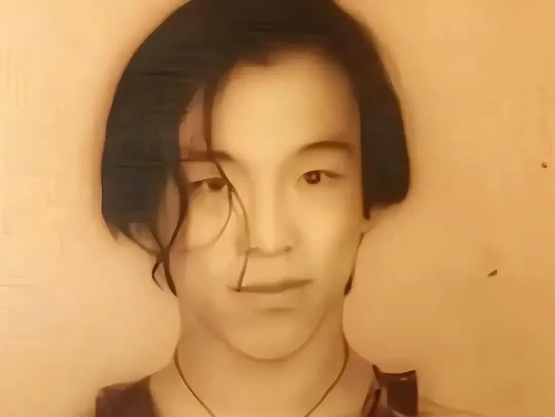 救命啊家人们！刷到雷佳音18岁照片时我还能绷住，鹿晗弟弟当年那帅小伙儿模样咱也见