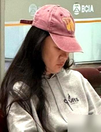 霍思燕那一推，推的不是丈夫，是即将崩盘的家族资产。你以为那是夫妻拌嘴？我告诉