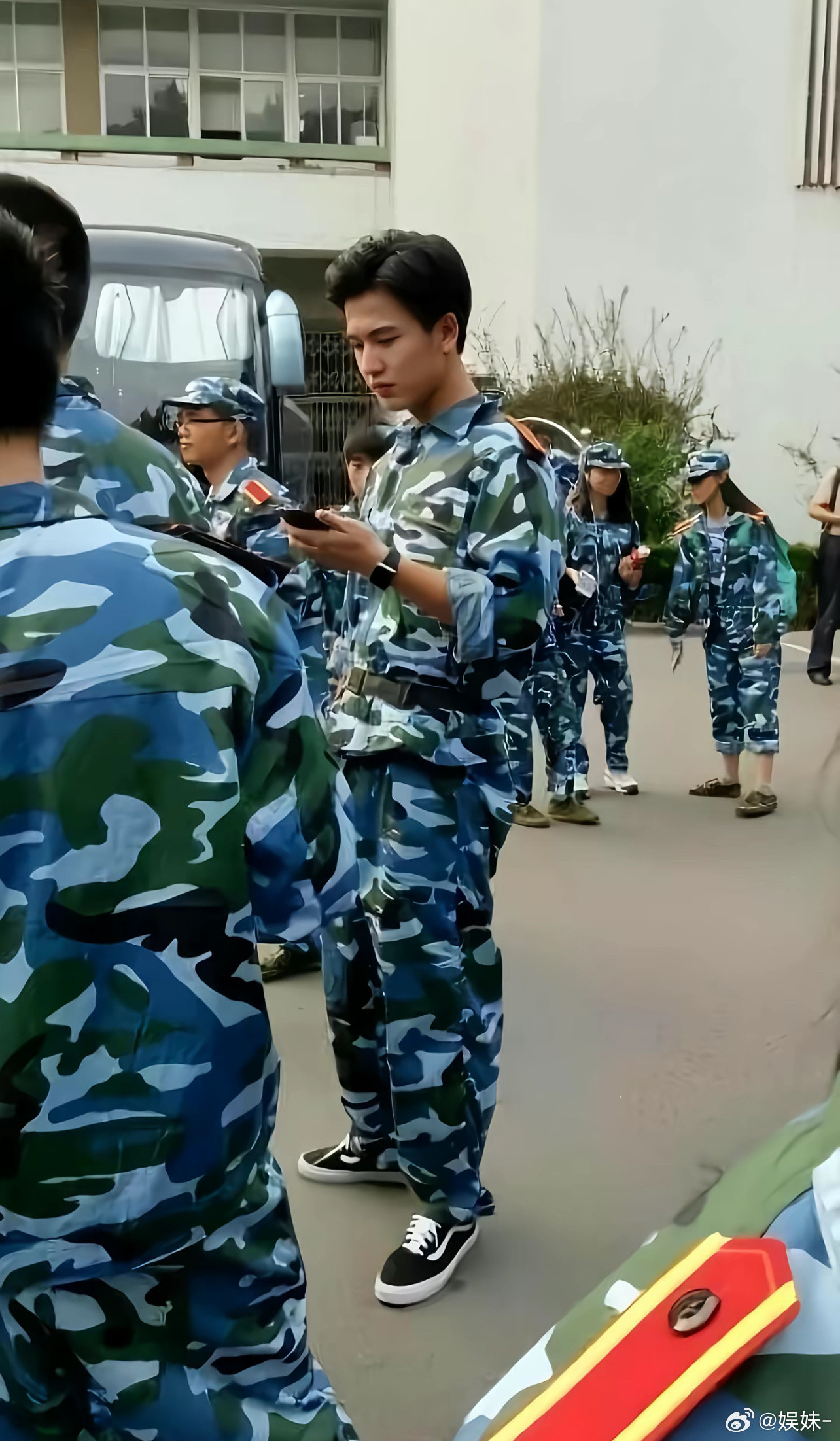 张凌赫上学就梳大背头了，形象管理这一块