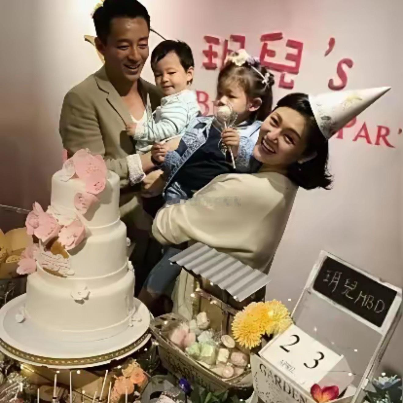 今天是小玥儿的生日，陪在她身边的会是谁呢？去年马筱梅邀请同学一起为小玥儿庆生，然