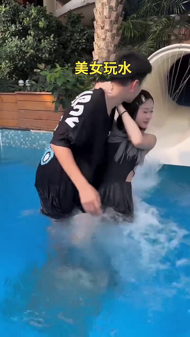 美女玩水。
