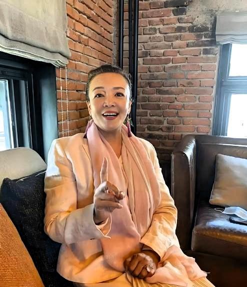 兰姐的成都行：熊猫的召唤，亲情的魔力兰姐发了微博，说要去成都，孙子小霖霖，孙女