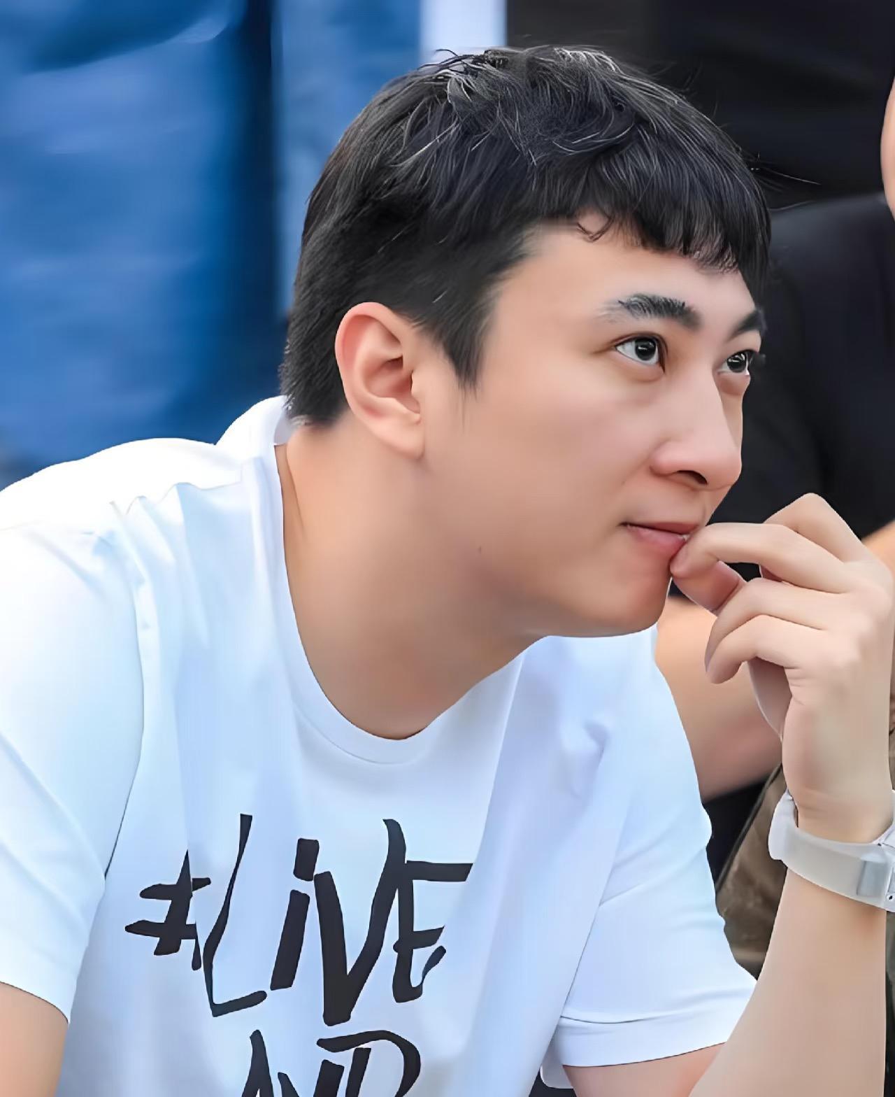 王思聪追女的那套路被扒出来了。说白了，王思聪那追女生的套路一被扒出来，全网都