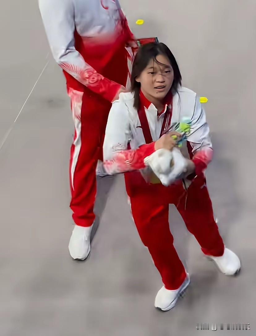 如今的全红婵缺玩具娃娃吗？她满场跑着捡玩偶，太多人理解不了，她是在治愈童年的缺