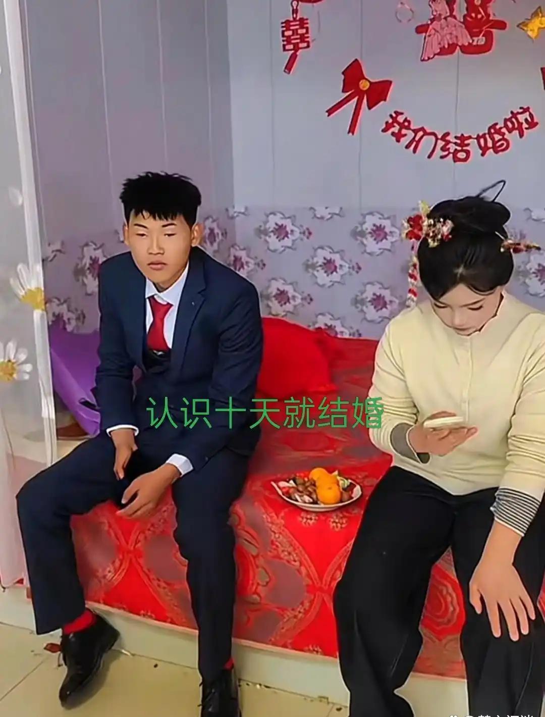 满屋大红的喜字，处处都是结婚的喜庆，可婚房里的两个人，却看不出半点新婚的欢喜。