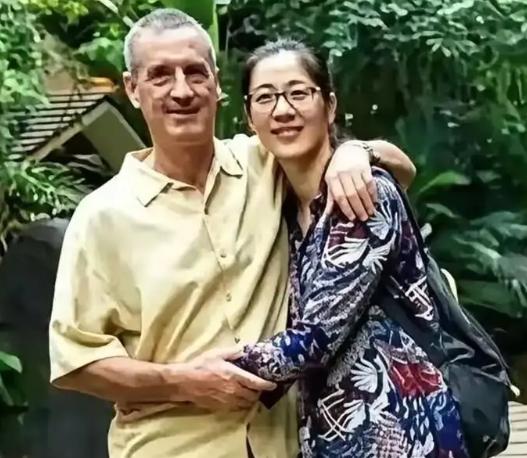 镜头里，依偎在一位高大外籍男子身边的女人，是前中国女排核心副攻、曾被称作女排第一