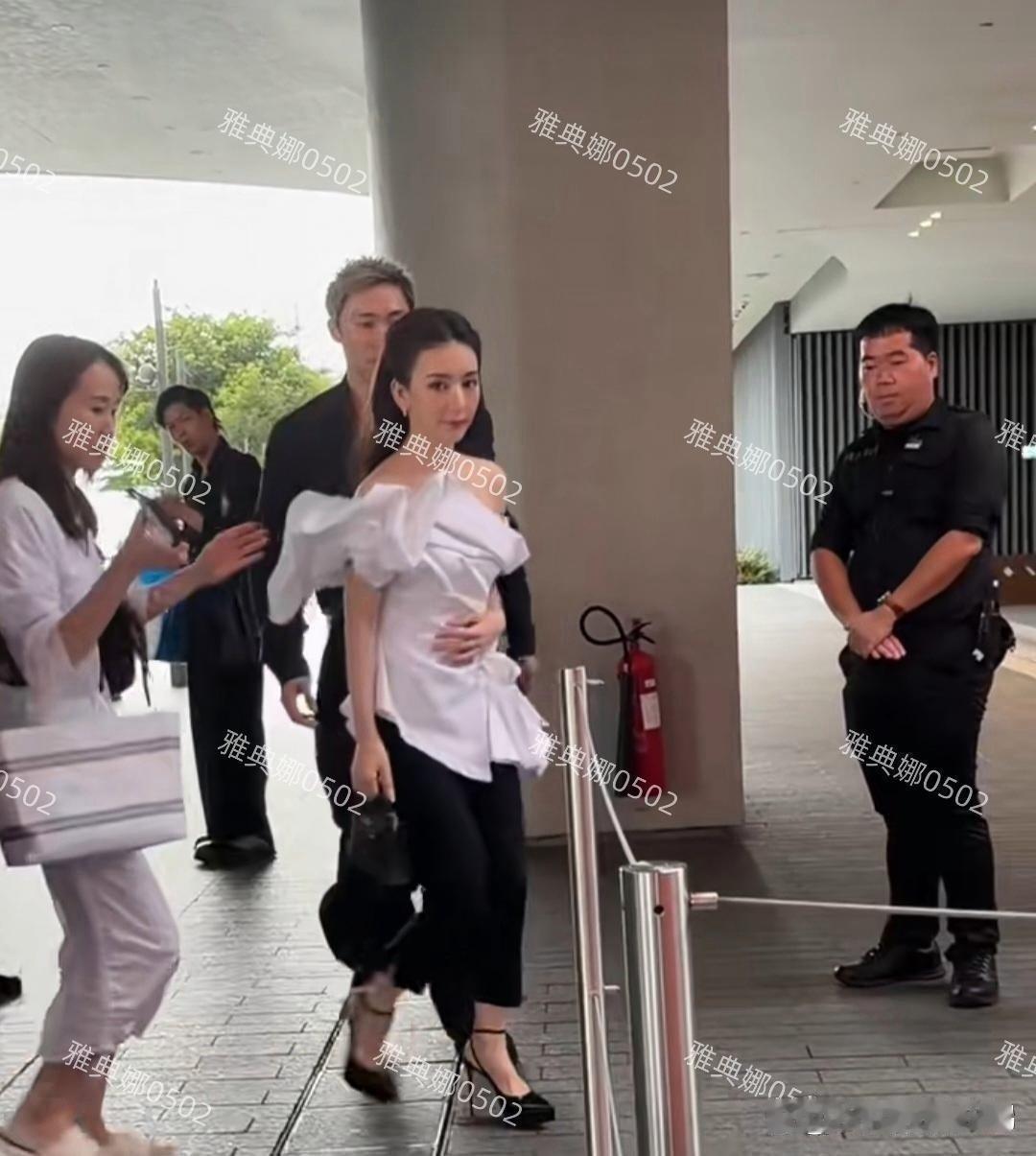 香港西九龙偶遇郭富城的老婆方媛，本人长得是真漂亮容貌和打扮不输明星，就是个子太矮了穿了十几厘米的高跟