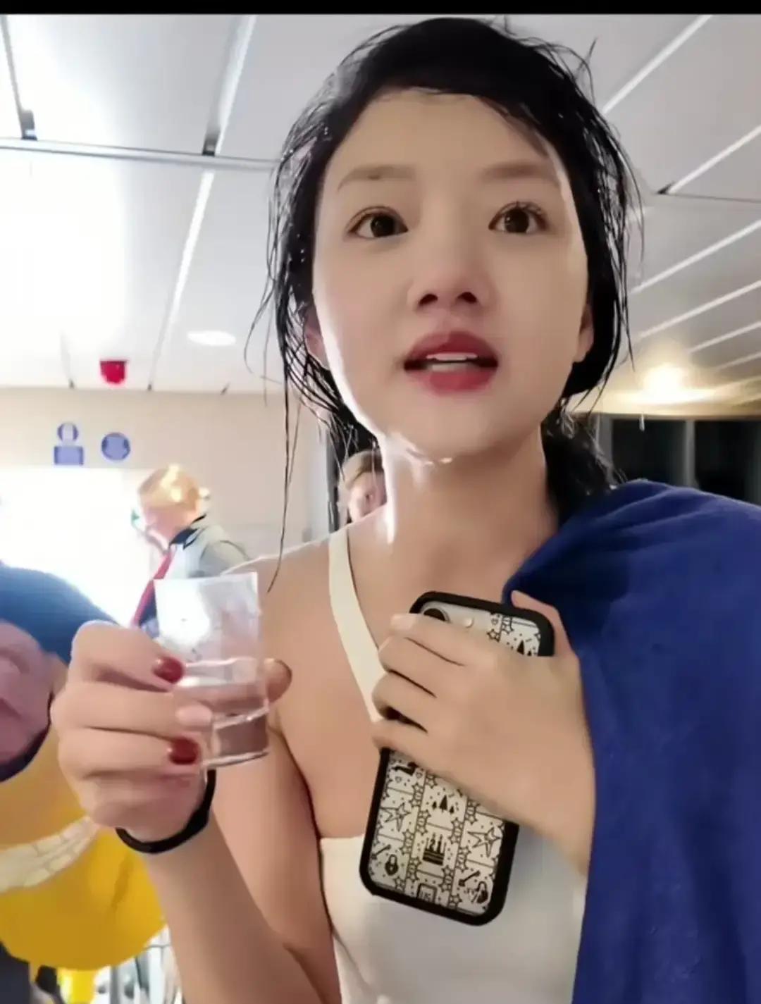 她跳的不是勇气，是40℃恒温舱的安全边际。你只看到南极冰海。没看到她腰上贴