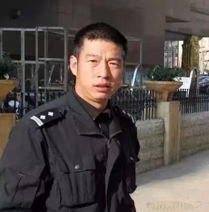 1998年，昆明发生了一起惊天命案：两名警察被杀，凶器是警用配枪。更离奇的是，警