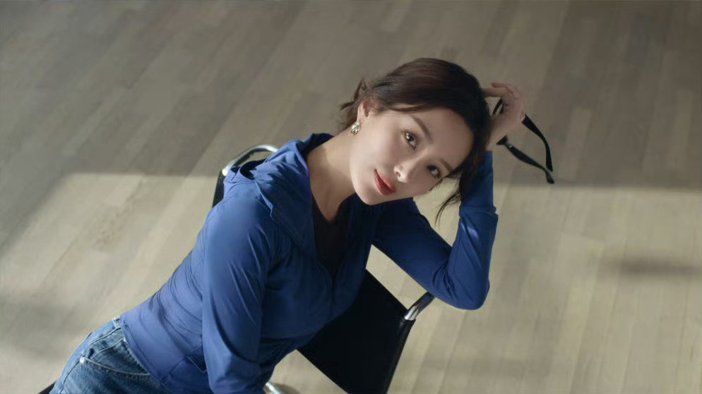 杨采钰把防晒衣穿出高级感姐姐真的绝了，防晒衣都能穿出高定的感觉