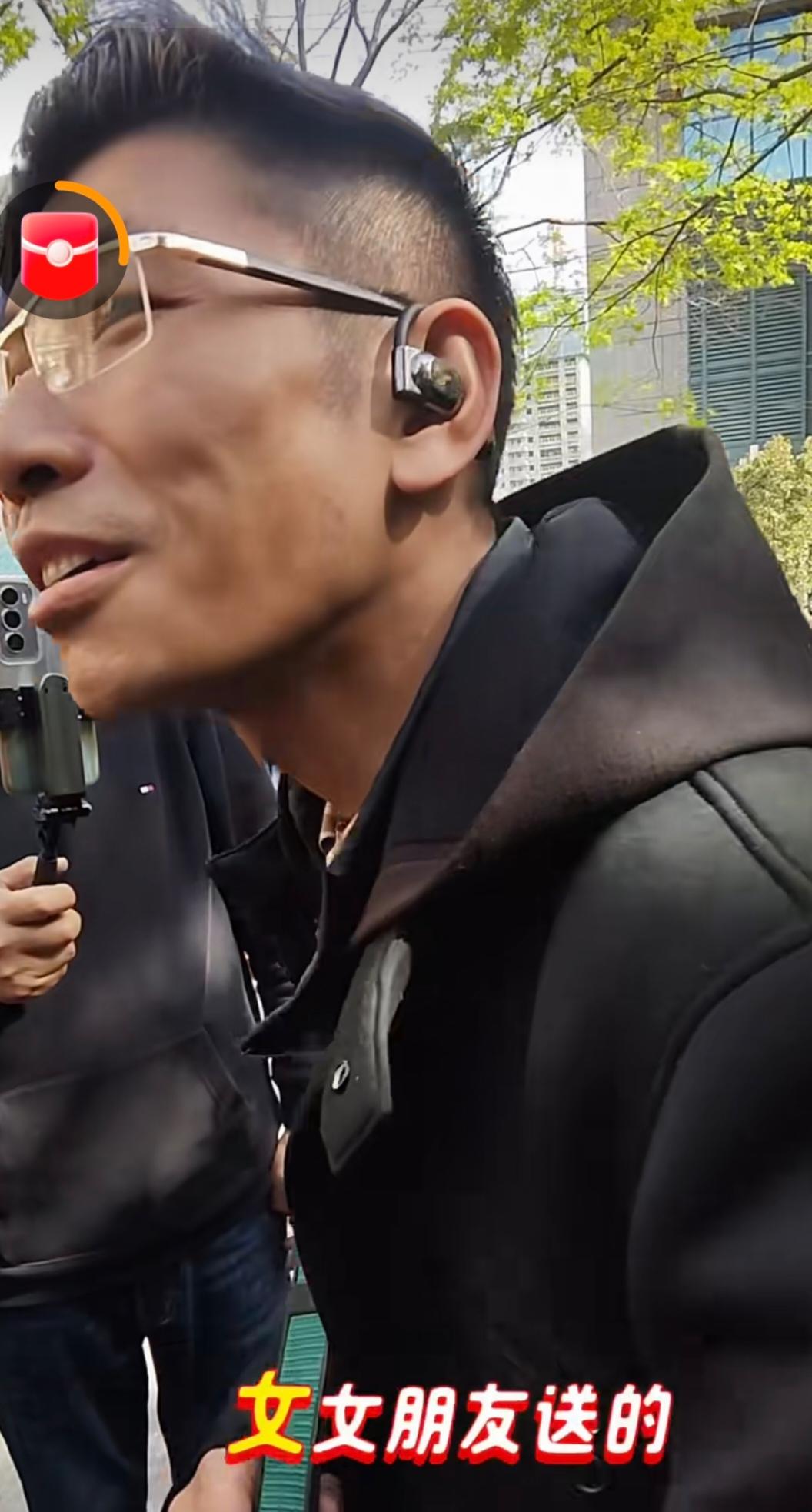 信号出来了！张半仙在开盘前背着一个绿色的包，满公园到处乱跑，就怕全世界不知道他看
