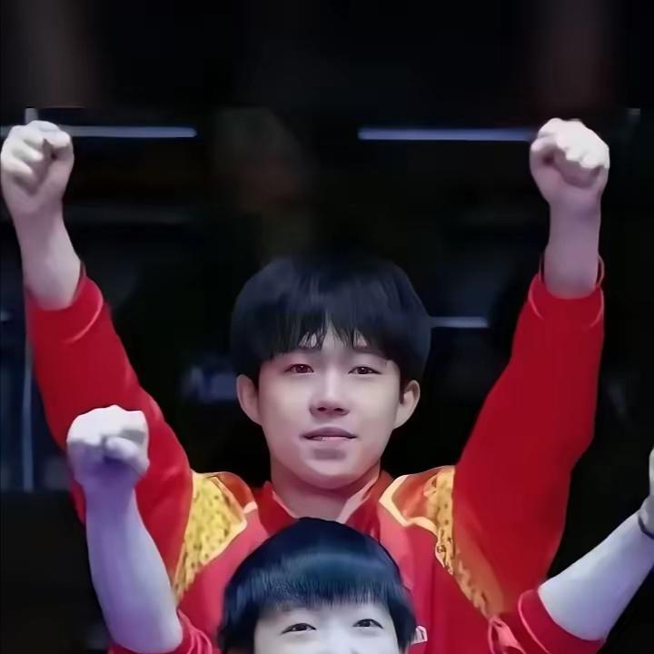 哈哈！两个小可爱把我迷的神魂颠倒好喜欢这两双小拳头，乖萌萌的，小莎莎张着