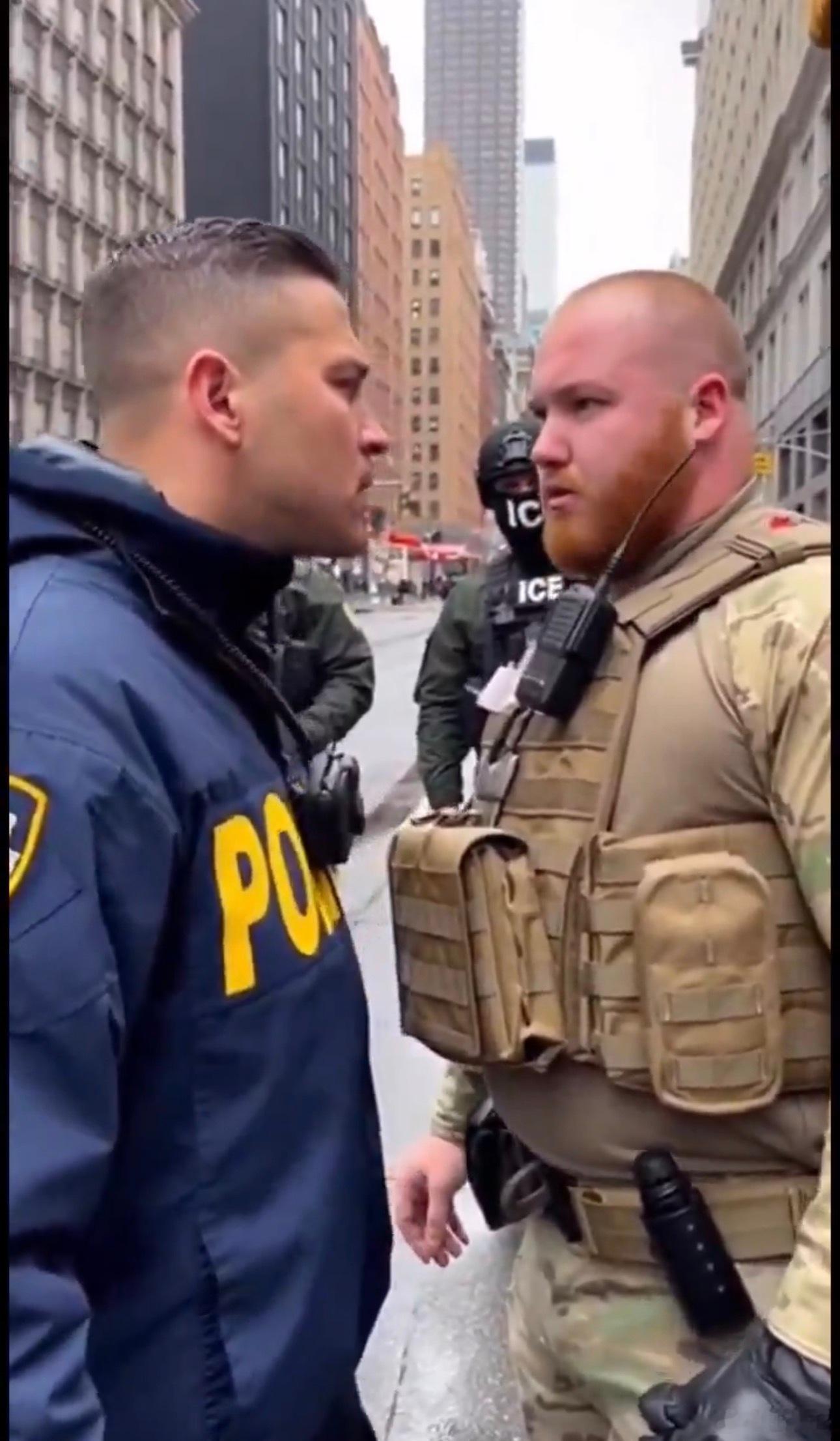 ‼️纽约警察和ICE对峙纽约警察：“你可以滚到别处玩这个游戏，但