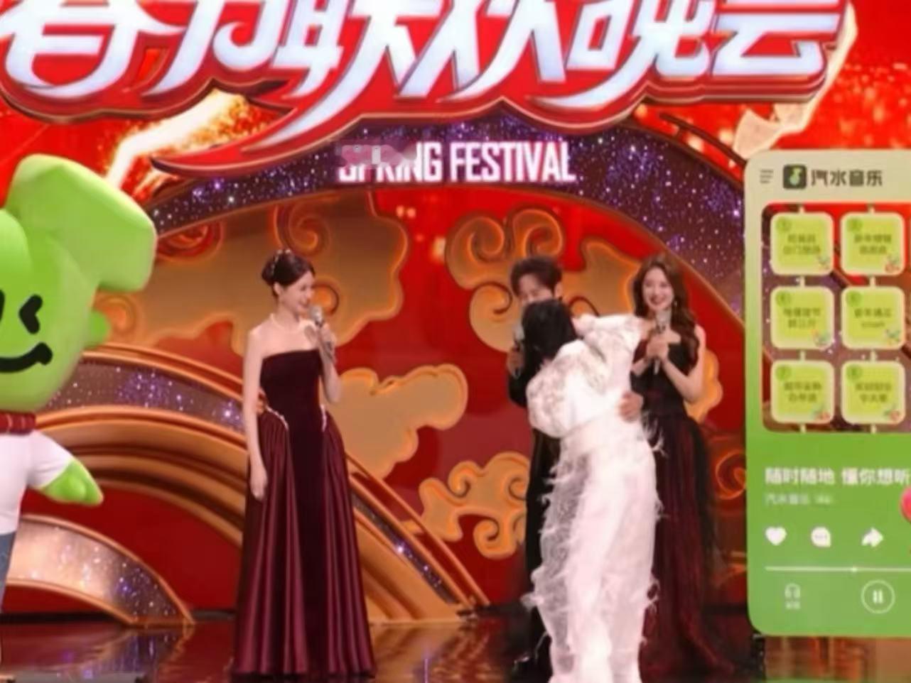 周深说何老师的嗓子好周深回应何老师嗓子哑了哈哈哈哈哈周深夸何老师的嗓子好