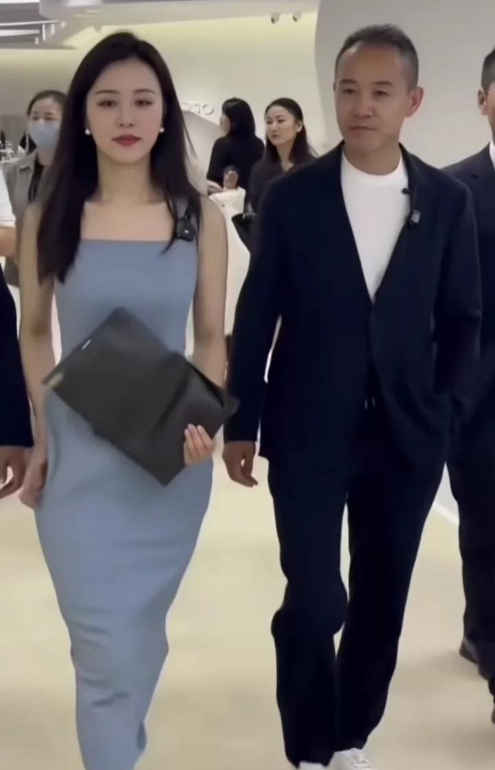 我怎么感觉王石像是他老婆田朴珺的管家或跟班。你们仔细看，他么俩走到哪里，都是