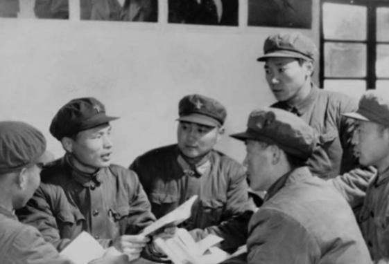 1982年,阎连科提干成为一名副连级军官,战友给他介绍了一位军校女学员,还是县武